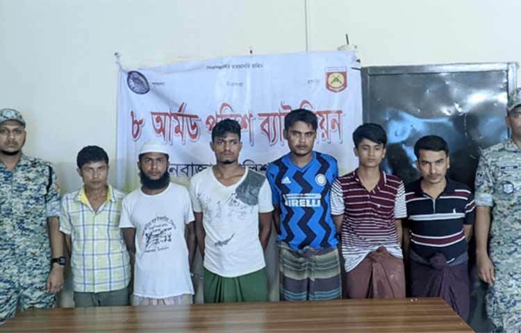 কক্সবাজারের উখিয়া রোহিঙ্গা ক্যাম্পে ফাইভ মার্ডারের ঘটনায় জড়িত সন্দেহে ছয়জনকে আটক করেছে আর্মড পুলিশ ব্যাটালিয়ন (এপিবিএন)। তারা সবাই রোহিঙ্গা দুষ্কৃতিকারী বলে দাবি আইনশৃঙ্খলা বাহিনীর। এসময় তাদের কাছ থেকে একটি ওয়ান শ্যুটারগান ও এক রাউন্ড গুলি উদ্ধার করা হয়। ছবি: জাগো নিউজ