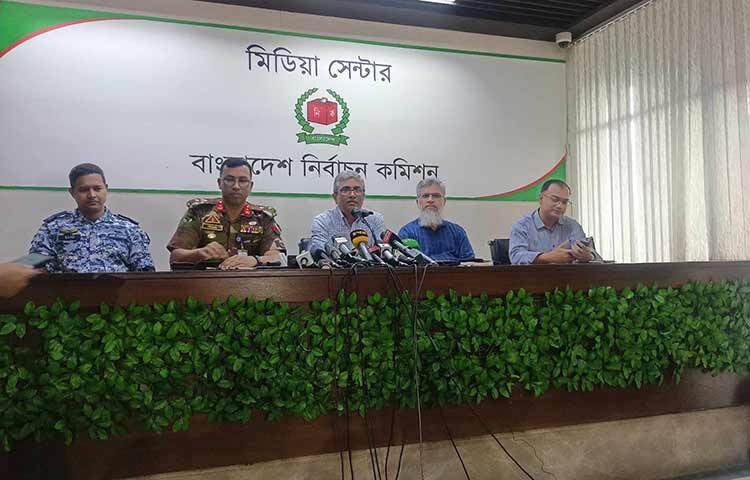 জাতীয় পরিচয়পত্র (এনআইডি) নিবন্ধন অনুবিভাগের মহাপরিচালক এ কে এম হুমায়ুন কবীর বলেছেন, নির্বাচন কমিশনের সার্ভার থেকে আমাদের তথ্য লিক (ফাঁস) হয়নি। আজ রাজধানীর আগারগাঁও নির্বাচন কমিশন সচিবালয়ের মিডিয়া সেন্টারে সাংবাদিকদের কাছে এসব কথা বলেন তিনি। ছবি: মফিজুল সাদিক