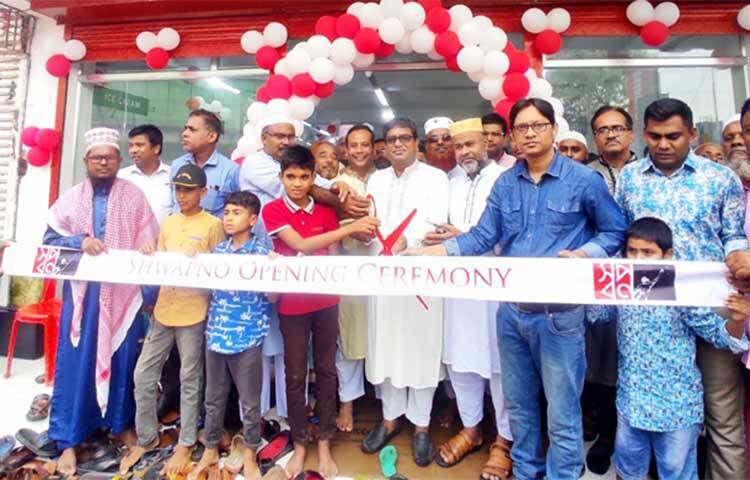 দেশের অন্যতম রিটেইল চেইন শপ ‘স্বপ্ন’ এখন কুড়িগ্রামের ভূরুঙ্গামারীতে। আজ বিকেল ৩টায় স্বপ্নের নতুন এই আউটলেট উদ্বোধন করা হয়। নতুন আউটলেট উদ্বোধন অনুষ্ঠানে প্রধান অতিথি ছিলেন ভুরুঙ্গামারীর উপজেলা চেয়ারম্যান নুরুন্নবী চৌধুরী খোকন। ছবি: জাগো নিউজ