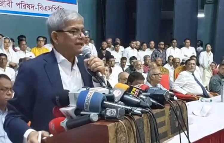 রাস্তায় নেমে জনগণের শক্তি দিয়েই ক্ষমতাসীন আওয়ামী লীগ সরকারকে পদত্যাগে বাধ্য করা হবে বলে মন্তব্য করেছেন বিএনপি মহাসচিব মির্জা ফখরুল ইসলাম আলমগীর। আজ রাজধানীর ইঞ্জিনিয়ার্স ইনস্টিটিউশন মিলনায়তনে বিএনপিপন্থি পেশাজীবীদের এক সমাবেশে প্রধান অতিথির বক্তব্যে তিনি এসব মন্তব্য করেন। ছবি: জাগো নিউজ