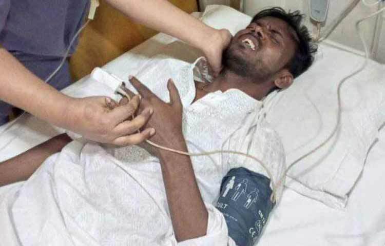 এরপর বেটার লাইফ হাসপাতালে নেওয়া হয় হিরো আলমকে। ছবি: মাহবুব আলম