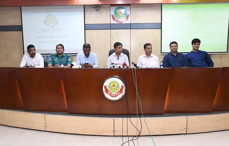 ঢাকা-১৭ আসনে ভোট চলাকালে সংসদ সদস্য প্রার্থী আশরাফুল হোসেন ওরফে হিরো আলমের ওপর তৃতীয় কোনো পক্ষ হামলা করেছে কি না তদন্ত করছে ঢাকা মহানগর পুলিশ (ডিবি)। আজ দুপুরে ডিএমপি মিডিয়া সেন্টারে আয়োজিত এক সংবাদ সম্মেলনে এক প্রশ্নের জবাবে একথা বলেন ডিএমপির অতিরিক্ত পুলিশ কমিশনার (ডিবি) মোহাম্মদ হারুন অর রশীদ। ছবি: জাগো নিউজ