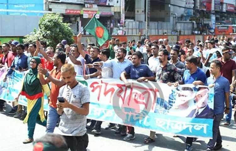 ঢাকায় শোকর‌্যালি করার ঘোষণা দিয়েছে বিএনপি। আজ নয়াপল্টনে বিএনপির কেন্দ্রীয় কার্যালয়ের সামনে থেকে এই র‌্যালি শুরু হবে। পদযাত্রা কর্মসূচিতে হামলায় দলটির এককর্মী নিহতের ঘটনায় এ কর্মসূচি ঘোষণা করা হয়। আজ বিকেলে যাত্রাবাড়ী চৌরাস্তার মোড়ে পদযাত্রা কর্মসূচির সমাপনী বক্তব্যে এ কর্মসূচির ঘোষণা দেন বিএনপির স্থায়ী কমিটির সদস্য মির্জা আব্বাস। ছবি: জাগো নিউজ