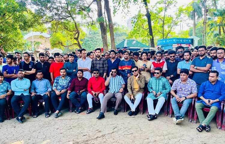 বিএনপির ‘তারুণ্যের সমাবেশ’র কিছুটা দূরেই ঢাকা বিশ্ববিদ্যালয় ক্যাম্পাসের হাকিম চত্বরে অবস্থান নেয় ছাত্রলীগের নেতাকর্মীরা। ছবি: জাগো নিউজ