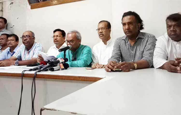 স্বরাষ্ট্রমন্ত্রী আসাদুজ্জামান খান কামালের বক্তব্যে বিএনপির চলমান শান্তিপূর্ণ কর্মসূচির ওপর আওয়ামী লীগ নেতাকর্মীদের ঝাঁপিয়ে পড়ার উৎসাহ দেওয়া হয়েছে বলে মন্তব্য করেছেন বিএনপির জ্যেষ্ঠ যুগ্ম-মহাসচিব রুহুল কবির রিজভী। আজ দুপুর সাড়ে ১২টার দিকে রাজধানীর নয়াপল্টনে বিএনপির কেন্দ্রীয় কার্যালয়ে আয়োজিত সংবাদ সম্মেলনে তিনি এ কথা বলেন। ছবি: জাগো নিউজ