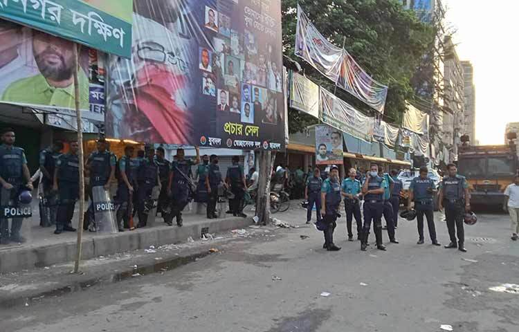 নেতাকর্মীশূন্য হয়ে পড়েছে নয়াপল্টনে বিএনপির কেন্দ্রীয় কার্যালয়। আজ বিকেলের পর থেকেই ফাঁকা হতে শুরু করে দলীয় কার্যালয়। দলের নেতাকর্মীরা দ্রæত কার্যালয় ছেড়ে চলে যান। ছবি: খালিদ হোসেন