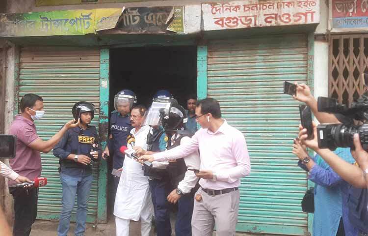 রাজধানীর পুরান ঢাকা এলাকা থেকে বিএনপির স্থায়ী কমিটির সদস্য গয়েশ্বর চন্দ্র রায়কে আটক করে পুলিশ। পরে তাকে ছেড়ে দেওয়া হয়। ছবি: জাগো নিউজ