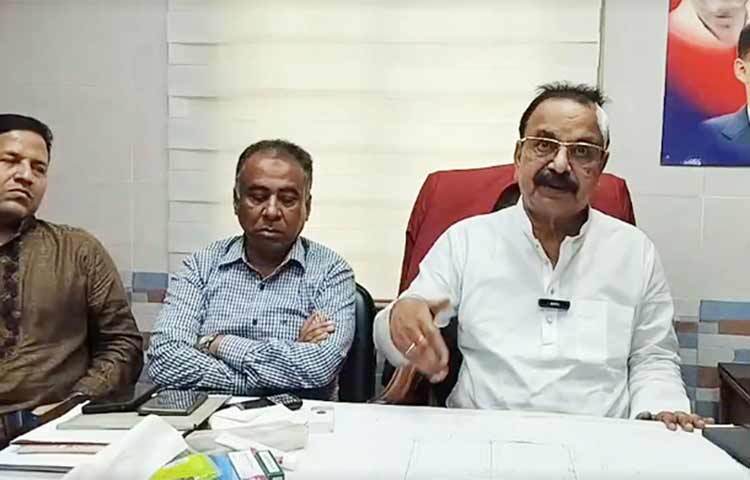 বিএনপির স্থায়ী কমিটির সদস্য গয়েশ্বর চন্দ্র রায় বলেছেন, ঈশ্বরের কাছে আমার প্রার্থনা, চিতায় ওঠার আগে যেন এ সরকারের পতন দেখে যেতে পারি। আজ দুপুরে রাজধানীর নয়াপল্টনে নিজস্ব কার্যালয়ে এ কথা বলেন তিনি। ছবি: জাগো নিউজ