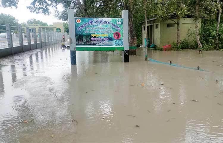 বৈরী আবহাওয়া ও চলতি পূর্ণিমার প্রভাবে স্বাভাবিকের তুলনায় কয়েক ফুট উচ্চতার জলোচ্ছ্বাসে প্লাবিত হচ্ছে সুন্দরবন। টানা ৪ দিন ধরে অস্বাভাবিক জোয়ারের পানিতে তলাচ্ছে সুন্দরবন পূর্ব বনবিভাগের দুবলার চর ও দেশের একমাত্র বন্যপ্রাণী প্রজনন কেন্দ্র এবং পর্যটনকেন্দ্র করমজল। ছবি:  জাগো নিউজ