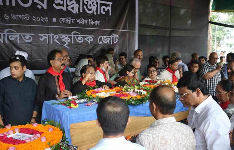 জাতীয় শহীদ মিনারে শহীদজায়া অধ্যাপিকা পান্না কায়সারের মরদেহে শেষ শ্রদ্ধা জানিয়েছেন সর্বস্তরের মানুষ। আজ বেলা ১১টায় তার মরদেহ শহীদ মিনারে শ্রদ্ধা জানানোর জন্য রাখা হয়। তখন রাজনৈতিক, সামাজিক, সাংস্কৃতিক, ব্যবসায়িক সংগঠনসহ সর্বস্তরের মানুষ বরেণ্য এ ব্যক্তিত্বের প্রতি শেষ শ্রদ্ধা জানান। ছবি: জাগো নিউজ