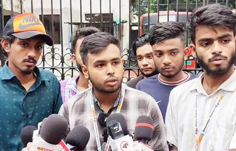 পরীক্ষা পেছানোর দাবি থেকে সরে এসেছেন আন্দোলনরত এইচএসসি পরীক্ষার্থীরা। দাবি আদায়ে আজ ঢাকা বোর্ড ঘেরাওয়ের ঘোষণা দিলেও শেষ পর্যন্ত তা করেননি তারা। পরীক্ষার্থীরা বোর্ডের সামনে জড়ো হওয়ার চেষ্টা করলেও পুলিশের অবস্থানের কারণে তা সম্ভব হয়নি। ছবি: জাগো নিউজ