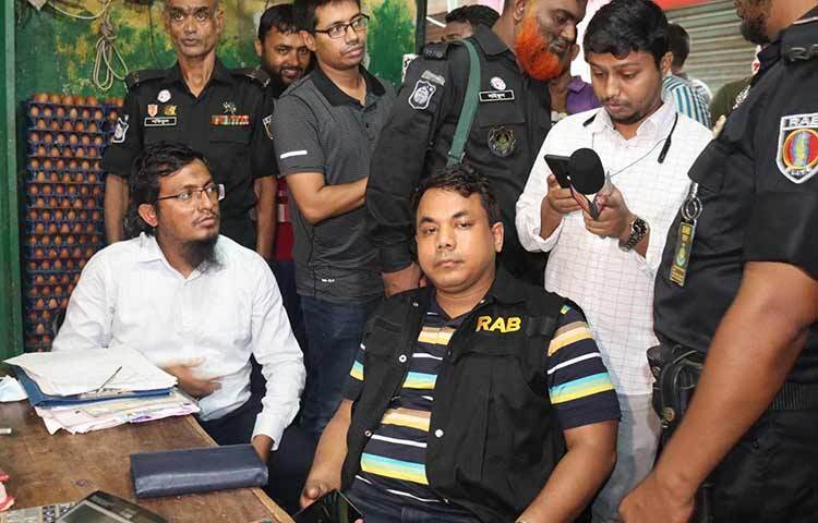 ডিমের বাজারে অস্থিরতা তৈরি করে ব্যবসায়ীরা ভোক্তার পকেট থেকে অতিরিক্ত মুনাফা করছেন। সব ধরনের মানুষের উপরই পড়ছে এর প্রভাব। এ কারণে বাজার অভিযানে গিয়ে পাকা রসিদ না পেলে ব্যবসাপ্রতিষ্ঠান বন্ধ করে দেওয়া হবে বলে জানিয়েছেন ভোক্তা অধিকার সংরক্ষণ অধিদপ্তরের মহাপরিচালক এএইচএম সফিকুজ্জামান। ছবি: জাগো নিউজ