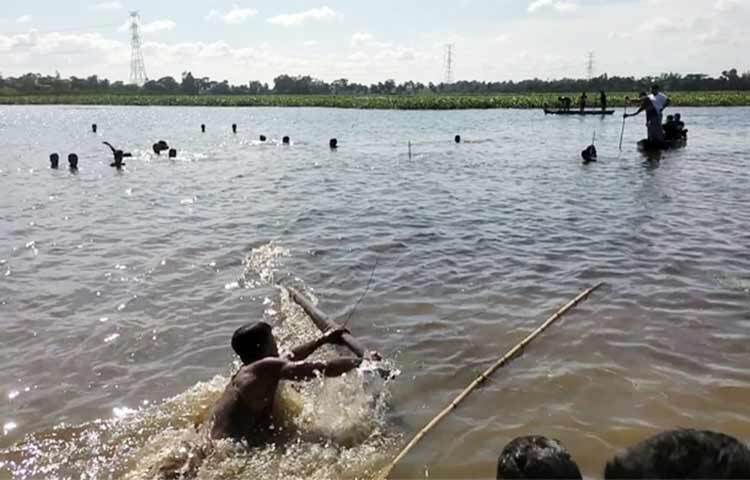 কুমিল্লার চৌদ্দগ্রামে ডাকাতিয়া নদীতে নৌকা ডুবে একসঙ্গে ভাই-বোনের মৃত্যু হয়েছে। ফায়ার সার্ভিস সদস্য ও স্থানীয়রা যৌথ অভিযান চালিয়ে তাদের মরদেহ উদ্ধার করেন। শুক্রবার (১৮ আগস্ট) দুপুরে উপজেলার গুণবতী ইউনিয়নের খাটরা এলকায় এ দুর্ঘটনা ঘটে। ছবি: জাগো নিউজ