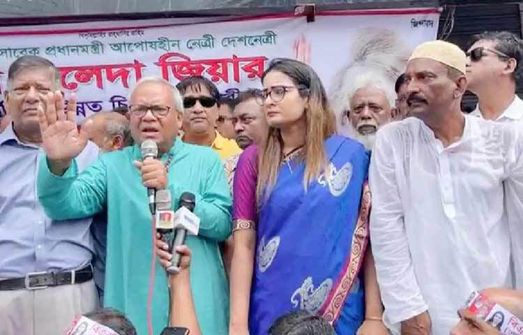 বিএনপির সিনিয়র যুগ্ম মহাসচিব রুহুল কবির রিজভী বলেছেন, শেখ হাসিনার অধীনে যে দেশে কোনো সুষ্ঠু নির্বাচন হবে না, সেটা তিনি নিজেই প্রমাণ করেছেন। আজ ঢাকা জেলা বিএনপির উদ্যোগে দক্ষিণ কেরানীঞ্জের জিনজিরায় পদযাত্রা পূর্ব সংক্ষিপ্ত সমাবেশে রুহুল কবির রিজভী একথা বলেন। ছবি: জাগো নিউজ