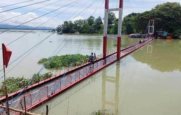 পাহাড়ি ঢলে রাঙ্গামাটির কাপ্তাই হ্রদের পানি বেড়েছে। এতে ‘সিম্বল অব রাঙ্গামাটি’ খ্যাত পর্যটন করপোরেশনের ঝুলন্ত সেতুটি ডুবে গেছে। আজ দুপুরে সরজমিনে গিয়ে এমন চিত্র চোখে পড়ে। ছবি: সাইফু উদ্দীন