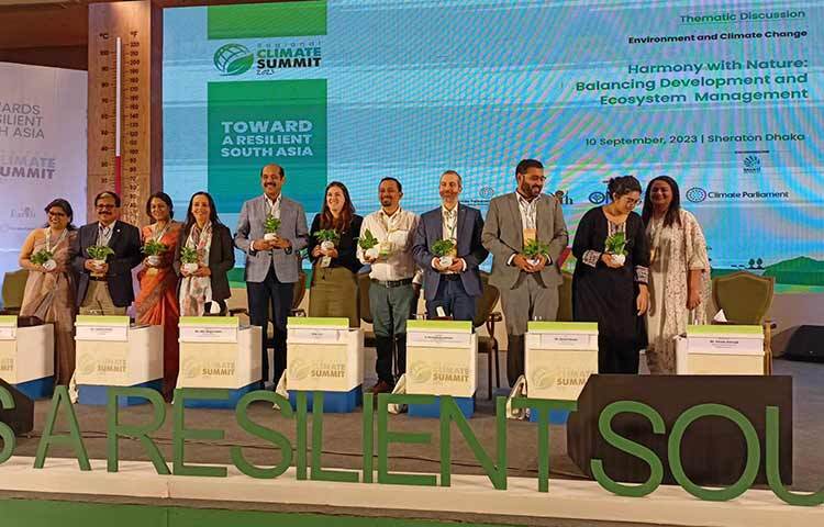 আমিনবাজার ল্যান্ডফিলে বর্জ্য পুড়িয়ে বিদ্যুৎ তৈরির কেন্দ্র নির্মাণে প্রাথমিক কাজ শুরু হয়েছে বলে জানিয়েছেন ঢাকা উত্তর সিটি করপোরেশনের (ডিএনসিসি) মেয়র আতিকুল ইসলাম। আজ দুপুরে ঢাকার বনানীতে শেরাটন হোটেলে ক্লাইমেট পার্লামেন্ট বাংলাদেশ আয়োজিত এক প্যানেল আলোচনায় প্রধান অতিথির বক্তৃতায় তিনি এ কথা জানান। ছবি: জাগো নিউজ