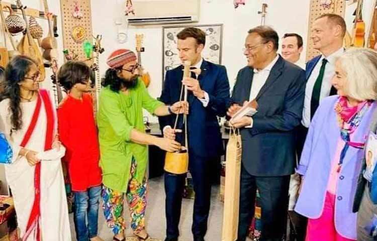 ফ্রান্সের প্রেসিডেন্ট এমানুয়েল ম্যাক্রোঁ ঢাকার ধানমন্ডিতে সংগীতশিল্পী, গীতিকার, বাদ্যযন্ত্রী অভিনেতা রাহুল আনন্দের বাসায় সময় কাটালেন। আজ সন্ধ্যায় ঢাকায় পৌঁছে রাত পৌনে ১২টার দিকে তিনি উপস্থিত হন রাহুলের বাসায়। ছবি: সংগৃহীত