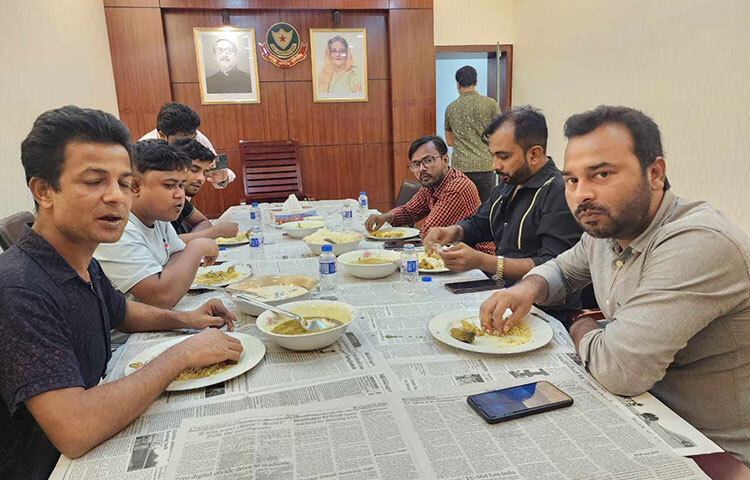 এবার ঢাকা মহানগর গোয়েন্দা পুলিশ (ডিবি) কার্যালয়ে দুপুরের খাবার খেলেন হিরো আলম। আজ দুপুরে দুই সহযোগীসহ রাজধানীর মিন্টো রোডের ডিবি কার্যালয়ে প্রবেশ করেন তিনি। এরপর তাকে হত্যার হুমকির অভিযোগ নিয়ে ডিবির কর্মকর্তাদের সঙ্গে পরামর্শ করেন। ছবি: তৌহিদুজ্জামান তন্ময়