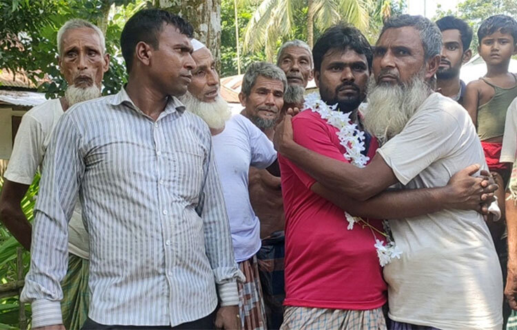 মায়ের সঙ্গে ঢাকা গিয়ে হারিয়ে যান দুই ভাই। প্রায় ২৫ বছর পর ছোট ভাই মো. মাইদুল ইসলাম ফিরে এসেছেন। তবে বড় ভাই মতিয়ার রহমান এখনো নিখোঁজ। মাইদুল ইসলামকে ফিরে পেয়ে আনন্দে আত্মহারা এলাকাবাসী। ছবি: ফজলুল করিম ফরাজী