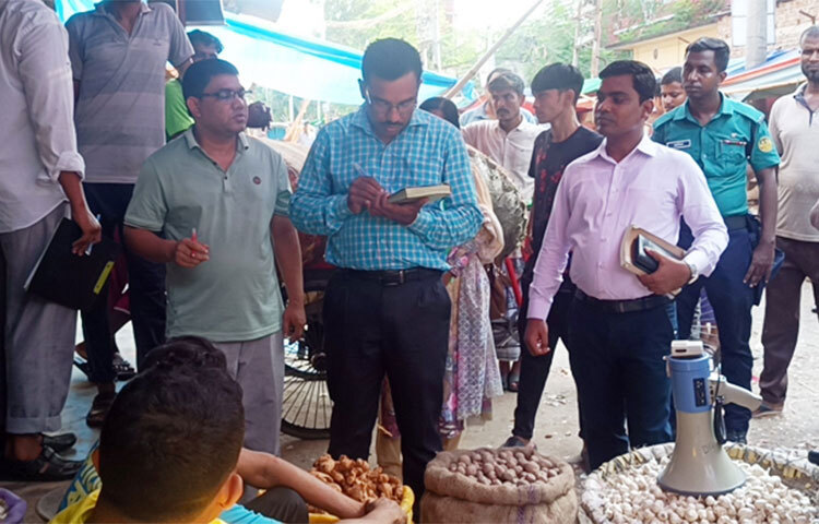 বেশি দামে পেঁয়াজ বিক্রির অভিযোগে তিন দোকানিকে দেড় হাজার টাকা জরিমানা করেছে জাতীয় ভোক্তা অধিকার সংরক্ষণ অধিদপ্তর। আজ বিকেলে নগরীর মাস্টার পাড়া কাঁচা বাজার এলাকায় এ অভিযান পরিচালনা করা হয়। ছবি: সাখাওয়াত হোসেন