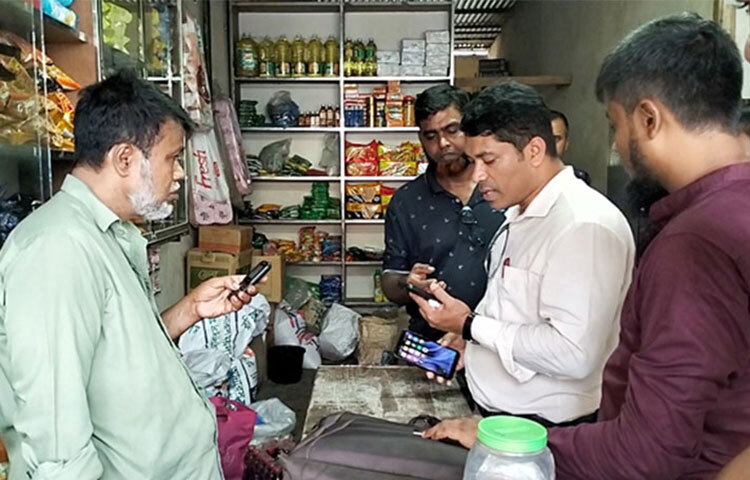 চাঁদপুরে হাজীগঞ্জ বাজারে ভেজাল বিরোধী অভিযান পরিচালনা করেন ভোক্তা অধিকার সংরক্ষণ অধিদপ্তরের চাঁদপুর জেলা শাখার সহকারী পরিচালক নূর হোসেন রুবেল। ছবি: জাগো নিউজ