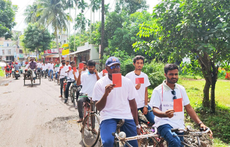 আজ সকালে ‘সাইক্লিং ফর ক্লাইমেট জাস্টিস’ স্লোগানকে সামনে রেখে  একটি র‌্যালি সাতক্ষীরা সরকারি মহিলা কলেজের সামনে থেকে বের হয়ে পুরাতন সাতক্ষীরা, পোস্ট অফিস মোড়, সদর হাসপাতাল মোড়, নিউ মার্কেট ও তুফান কোম্পানির মোড় হয়ে শহিদ আব্দুর রাজ্জাক পার্কের সামনে এসে শেষ হয়। ছবি: আহসানুর রহমান রাজীব