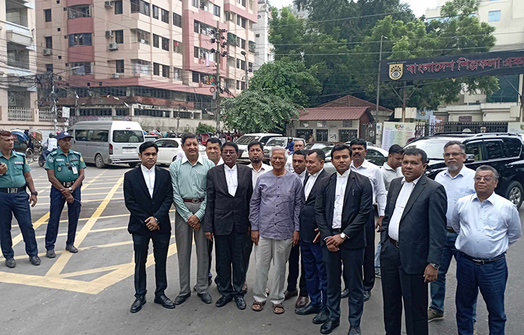 দুর্নীতি দমন কমিশন (দুদক) কার্যালয়ে আসা প্রসঙ্গে ড. মুহাম্মদ ইউনূস বলেছেন, ‘আমাকে ডেকেছে তাই এসেছি, আমার আর কিছু বলার নেই।’ আজ বেলা সাড়ে ১১টার দিকে দুদক কার্যালয় থেকে বের হয়ে তিনি সাংবাদিকদের এ কথা বলেন। ছবি: সাইফুল হক মিঠু