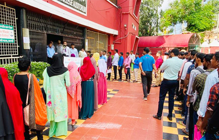 রাজশাহীতে শেষ হলো প্রাণ-আরএফএল গ্রুপের চাকরিমেলা। মেলায় অন্তত এক হাজার প্রার্থী অংশ নেন। আজ সকাল সাড়ে ৯টায় রাজশাহী কলেজ অডিটরিয়ামে আনুষ্ঠানিকভাবে মেলার উদ্বোধন করেন রাজশাহী কলেজের অধ্যক্ষ আব্দুল খালেক। বিকেল ৫টায় মেলা শেষ হয়। ছবি: জাগো নিউজ