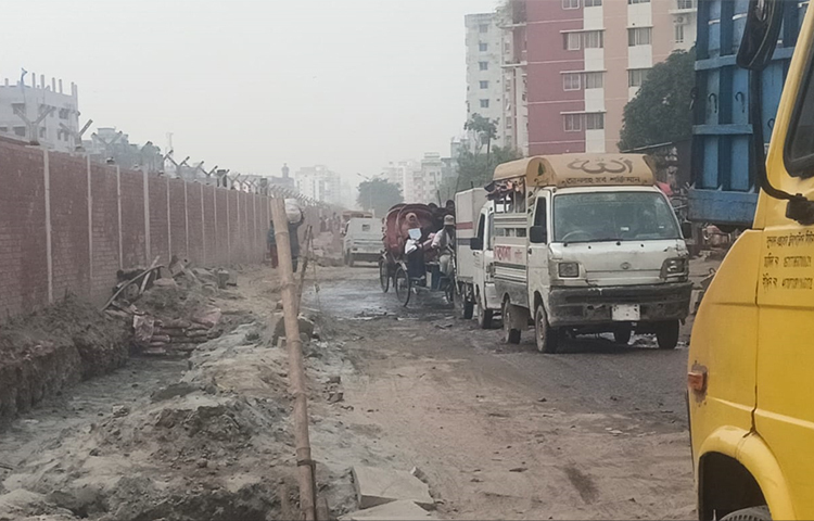 দীর্ঘদিন ধরে রাজধানীর গেন্ডারিয়া থেকে জুরাইন সড়কটির উন্নয়ন কাজ চলছে। এ কারণে স্কুল ও কলেজগামী ছাত্র-ছাত্রীসহ সাধারণ মানুষের দুর্ভোগ পোহাতে হচ্ছে। ছবি: বিপ্লব দিক্ষিৎ