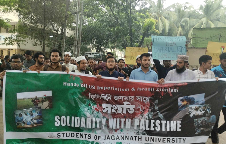 ইসরায়েল ও ফিলিস্তিনের মধ্যে চলমান সংঘাতে ফিলিস্তিনের প্রতি সংহতি জানিয়ে বিক্ষোভ মিছিল ও সমাবেশ করেছেন জগন্নাথ বিশ্ববিদ্যালয়ের (জবির) সাধারণ শিক্ষার্থীরা। আজ বিশ্ববিদ্যালয়ের কেন্দ্রীয় জামে মসজিদে জোহরের পর একটি বিক্ষোভ মিছিল বের করেন শিক্ষার্থীরা। ছবি: রায়হান আহমেদ