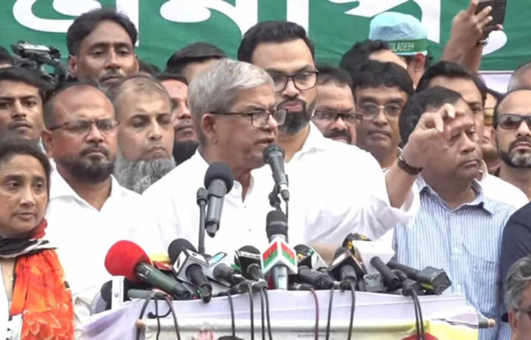 আজ রাজধানীর নয়াপল্টনে বিএনপির জনসমাবেশ হয়েছে। দুপুর ২টায় দলটির কেন্দ্রীয় কার্যালয়ের সামনের এ সমাবেশ শুরু হয়। এতে বক্তব্য রাখেন দলের মহাসচিব মির্জা ফখরুল ইসলাম আলমগীর। ছবি: খালিদ হোসেন