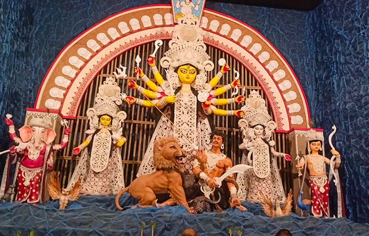 হিন্দু সম্প্রদের দুর্গাপূজায় বিভিন্ন থিম নিয়ে পূজামণ্ডপ সাজানো হয়েছে। ছবিটি চট্টগ্রামের উত্তর নালাপাড়া থেকে তোলা। ছবি: বিপ্লব দিক্ষিৎ