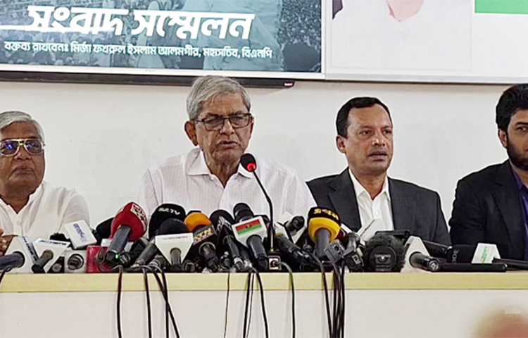 অপরাধীকে আটক, দেহ তল্লাশি ও মালামাল জব্দের ক্ষমতা দিয়ে জাতীয় সংসদে ‘আনসার ব্যাটালিয়ন বিল-২০২৩’ উপস্থাপনের বিরোধিতা করেছে বিএনপি। আজ গুলশানে দলের চেয়ারপারসনের কার্যালয়ে এক সংবাদ সম্মেলন তিনি এ দাবি জানান। ছবি: জাগো নিউজ