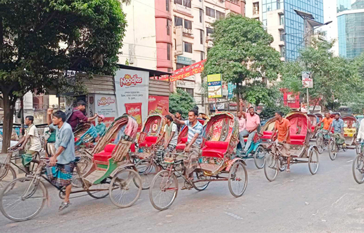 সরকারের পদত্যাগ ও নির্বাচনকালীন নির্দলীয়, নিরপেক্ষ সরকারের দাবিতে আগামীকাল শনিবার নয়াপল্টনে মহাসমাবেশ করবে বিএনপি। এই মহাসমাবেশের সমর্থনে নয়াপল্টনে মিছিল করছেন রিকশাচালকরা। ছবি: জাগো নিউজ