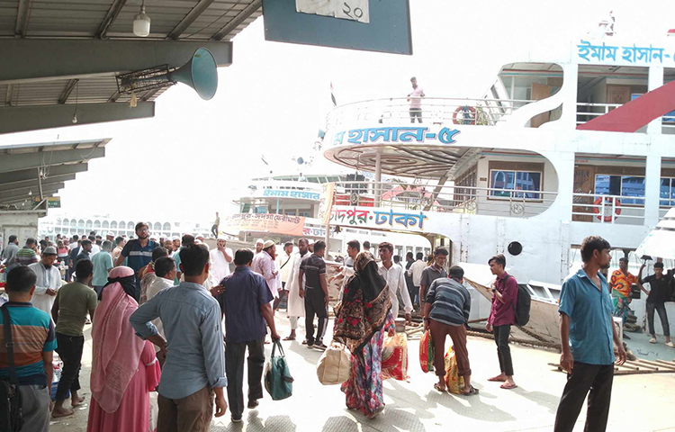 বিএনপি-জামায়াতের ডাকা টানা তিন দিনের অবরোধ শেষে সদরঘাটে বেড়েছে লঞ্চযাত্রী। সকাল থেকেই নির্দিষ্ট সময়ে যাত্রী নিয়ে ছেড়ে যাচ্ছে লঞ্চগুলো। অন্যদিকে দেশের দক্ষিণাঞ্চল থেকেও যাত্রীবোঝাই করে আসছে লঞ্চ। আজ রাজধানীর সদরঘাটে গিয়ে এমন চিত্র দেখা গেছে। ছবি: রায়হান আহমেদ