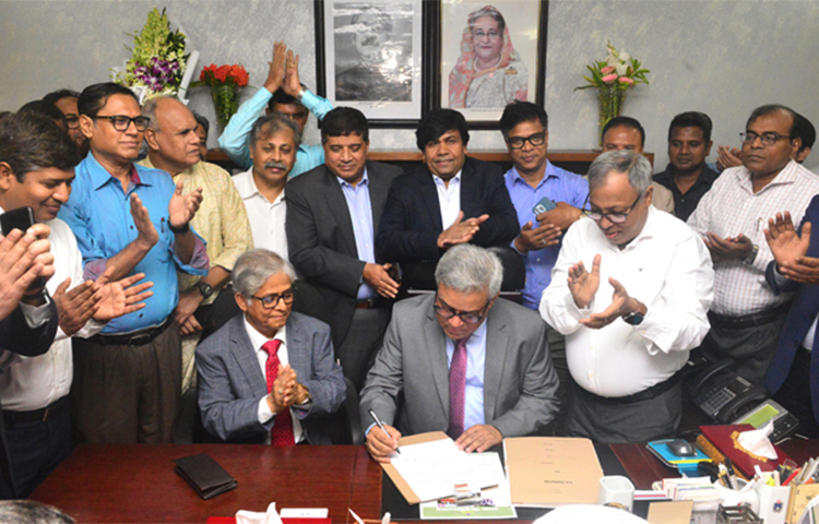 ঢাকা বিশ্ববিদ্যালয়ের ২৯তম উপাচার্য হিসেবে দায়িত্বভার গ্রহণ করেন অধ্যাপক ড. এ এস এম মাকসুদ কামাল। সকালে উপাচার্য কার্যালয়ে বিদায়ী উপাচার্য অধ্যাপক ড. মো. আখতারুজ্জামানের কাছ থেকে দায়িত্বভার গ্রহণ করেন তিনি। ছবি: জাগো নিউজ