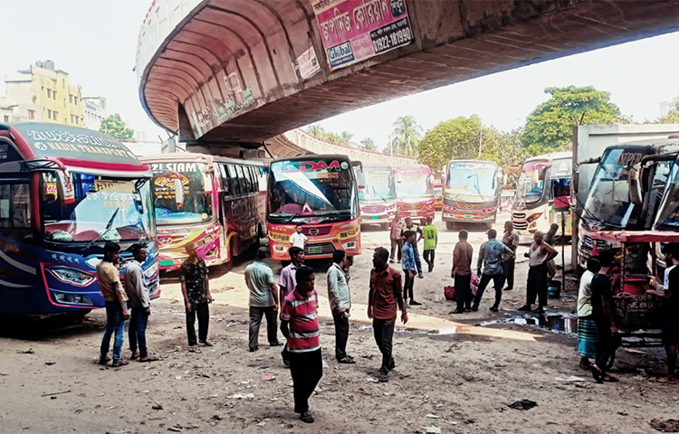 অবরোধে সহিংসতার কারণে দূরপাল্লার বাসে যাত্রী কম। তাই দূরপাল্লার বাস চলছে সীমিত পরিসরে। ফলে রাজধানীর অনেক বাস স্টেশন থেকে গাড়ি ছেড়ে যায়নি। ছবি: বিভাষ দিক্ষিৎ বিপ্লব