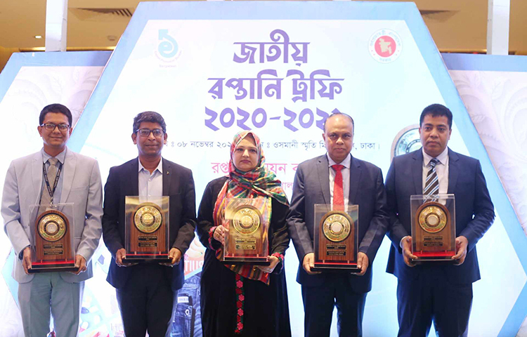 ২০২০-২১ অর্থবছরে সর্বোচ্চ রপ্তানি আয়ের জন্য জাতীয় রপ্তানি ট্রফি পেয়েছে প্রাণ-আরএফএলসহ ৭৩টি প্রতিষ্ঠান। এসব প্রতিষ্ঠানের মধ্যে প্রাণ-আরএফএল-এর পাঁচটি প্রতিষ্ঠান রয়েছে। এসব পদকের ফলে সর্বোচ্চ রপ্তানিকারক হিসেবে টানা ২০ বার সেরা পুরস্কার অর্জন করলো প্রাণ-আরএফএল গ্রুপ। ছবি: মাহবুব আলম