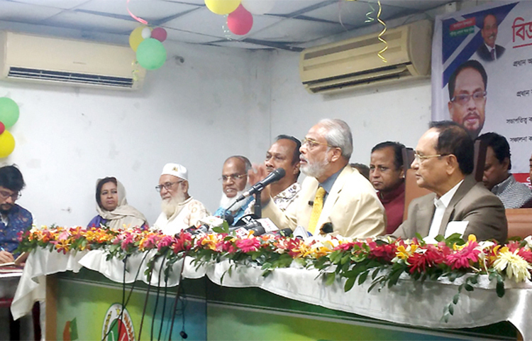 জাতীয় পার্টির চেয়ারম্যান গোলাম মোহাম্মদ (জিএম) কাদের বলেছেন, ‘সরকার চাইলেও নির্বাচন সুষ্ঠু করতে পারবে না।’ আজ দুপুরে বনানীর জাপা চেয়ারম্যানের কার্যালয়ে দলটিতে আইনজীবীদের যোগাদান অনুষ্ঠানে নির্বাচন নিয়ে এ মন্তব্য করেন জি এম কাদের। ছবি: জাগো নিউজ