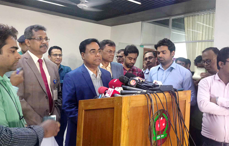 সদ্য অনুষ্ঠিত লক্ষ্মীপুর-৩ ও ব্রাহ্মণবাড়িয়া-২ সংসদীয় আসনের উপনির্বাচনে ভোটে অনিয়ম হওয়া তিনটি কেন্দ্রের ভোট বাতিল করে ফলাফলের গেজেট প্রজ্ঞাপন আকারে জারির সিদ্ধান্ত নিয়েছে নির্বাচন কমিশন (ইসি)। আজ আগারগাঁওয়ে নির্বাচন ভবনে সাংবাদিকদের ব্রিফিং করে এ সিদ্ধান্তের কথা জানান কমিশন সচিব মো. জাহাংগীর আলম। ছবি: জাগো নিউজ