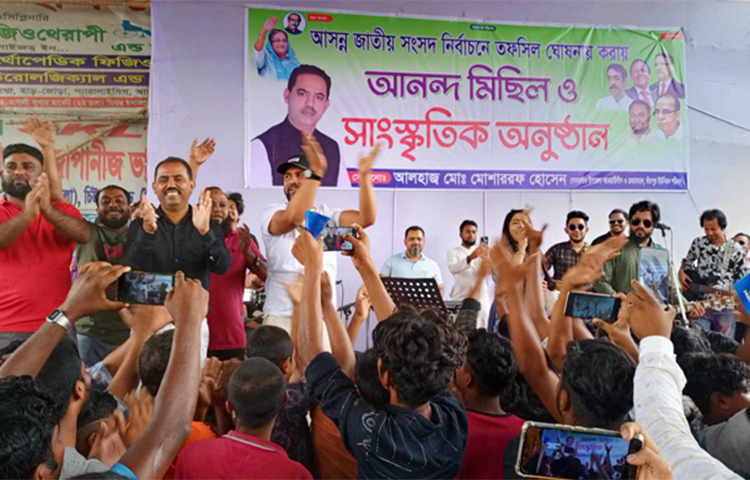 নির্বাচনী তফসিল ঘোষণাকে স্বাগত জানিয়ে ঢাকা-চট্টগ্রাম মহাসড়কের সোনারগাঁয়ের কাঁচপুরে মোড়ে সাংস্কৃতিক অনুষ্ঠানের আয়োজন করেন আওয়ামী লীগ নেতাকর্মীরা। আজ সকাল থেকে দুপুর পর্যন্ত কাঁচপুর ইউনিয়ন পরিষদের চেয়ারম্যান মোশাররফ হোসেন এবং সোনারগাঁ উপজেলা ভাইস-চেয়ারম্যান বাবুল ওমর বাবুর নেতৃত্বে এ সাংস্কৃতিক অনুষ্ঠানের আয়োজন করা হয়। ছবি: জাগো নিউজ