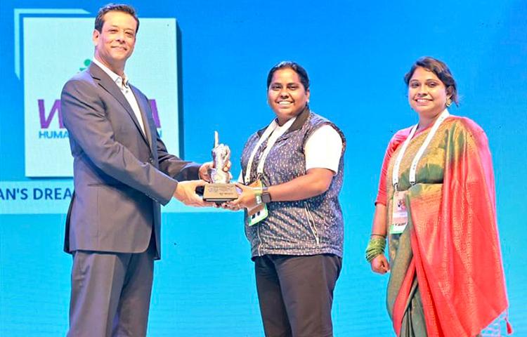 দেশের একমাত্র নারী ক্রিকেট একাডেমির প্রতিষ্ঠাতা আরিফা জাহান বিথী মানবসেবায় অনন্য ভূমিকা রাখার জন্য ‘জয় বাংলা ইউথ অ্যাওয়ার্ড’-এ ভূষিত হয়েছেন। আজ প্রধানমন্ত্রীর আইসিটিবিষয়ক উপদেষ্টা সজীব ওয়াজেদ জয় এ অ্যাওয়ার্ড তার হাতে তুলে দেন। ছবি: সংগৃহীত