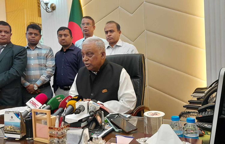 গত ২৮ অক্টোবর বিএনপির মহাসমাবেশ ঘিরে সহিংস ঘটনার পর সারাদেশে গ্রেফতার ও মামলার সংখ্যা কমেছে বলে দাবি করেছেন স্বরাষ্ট্রমন্ত্রী আসাদুজ্জামান খান কামাল। আজ সচিবালয়ে নিজ দপ্তরে সাংবাদিকদের সঙ্গে আলাপকালে এক প্রশ্নের জবাবে এ কথা বলেন মন্ত্রী। ছবি: মাসুদ রানা