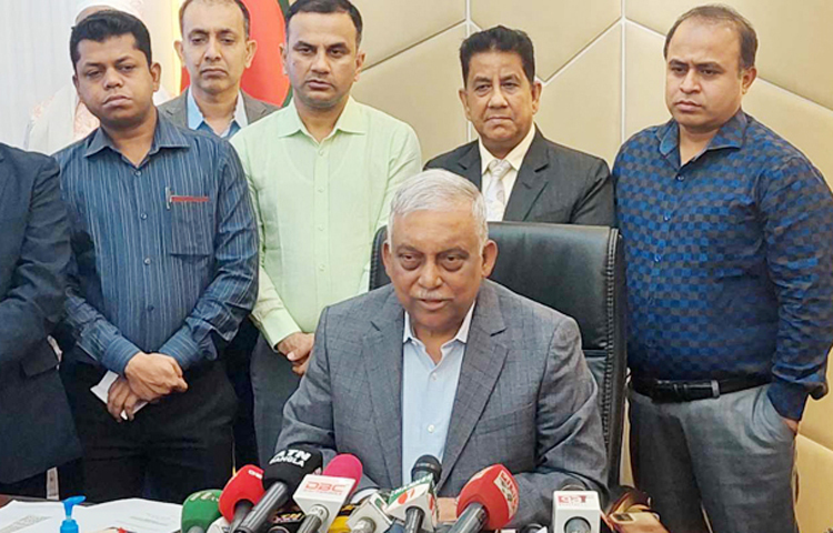 বিএনপির ভারপ্রাপ্ত চেয়ারম্যান তারেক রহমানকে নেতা হিসেবে মানতে না পারা দলটির নেতারা নির্বাচনে আসবেন বলে জানিয়েছেন স্বরাষ্ট্রমন্ত্রী আসাদুজ্জামান খান কামাল। আজ সচিবালয়ে নিজ দপ্তরে সাংবাদিকদের সঙ্গে আলাপকালে মন্ত্রী এ কথা বলেন। ছবি: জাগো নিউজ