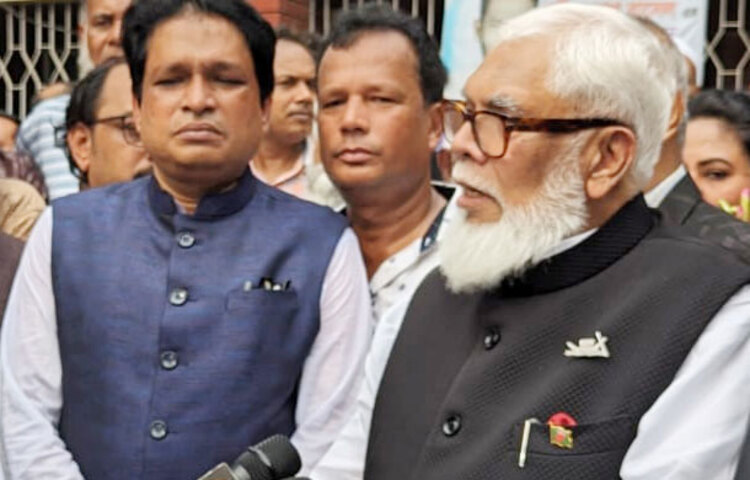 বিএনপি না এলেও নির্বাচন অংশগ্রহণমূলক হচ্ছে বলে দাবি করেছেন প্রধানমন্ত্রীর বেসরকারি শিল্প ও বিনিয়োগ উপদেষ্টা সালমান এফ রহমান। আজ দোহার ও নবাবগঞ্জে আলাদাভাবে সহকারী রিটার্নিং কর্মকর্তাদের কাছে দ্বাদশ জাতীয় সংসদ নির্বাচনের মনোনয়নপত্র জমা দেওয়ার পর সাংবাদিকদের কাছে প্রতিক্রিয়ায় তিনি এসব কথা বলেন। ছবি: জাগো নিউজ