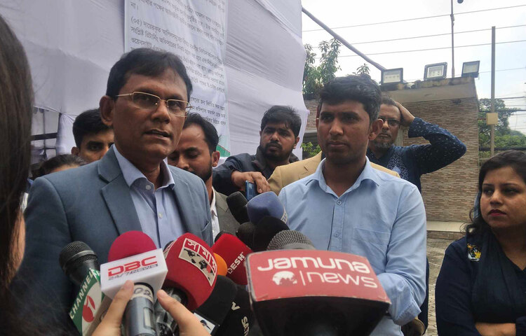 ৩০ নভেম্বর যারা দ্বাদশ জাতীয় সংসদ নির্বাচনে প্রার্থী হতে মনোনয়নপত্র জমা দিতে পারেননি তাদের ব্যাপারে নির্বাচন কমিশনের কিছুর করার নেই বলে জানিয়েছেন সংস্থাটির অতিরিক্ত সচিব অশোক কুমার দেবনাথ। আজ দুপুরে সাংবাদিকদের এ কথা জানান তিনি। ছবি: সাইফুল হক মিঠু