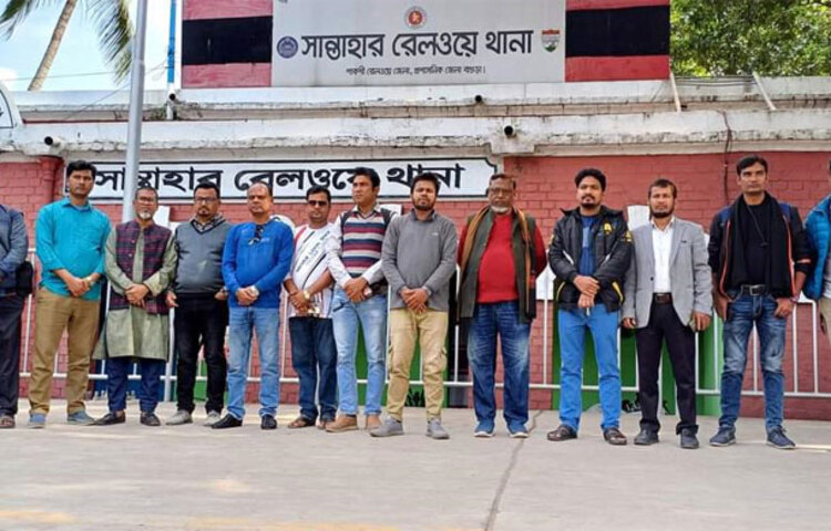 একতরফা নির্বাচন বর্জন, আওয়ামী সরকারের পদত্যাগ ও সভা-সমাবেশের উপর সংবিধান বিরোধী নিষেধাজ্ঞা প্রত্যাহারসহ নানা দাবিতে মুখে কালো কাপড় বেঁধে গাইবান্ধায় বিক্ষোভ সমাবেশ অনুষ্ঠিত হয়েছে। শুক্রবার (২২ ডিসেম্বর) দুপুরে গাইবান্ধা শহরের রেল গেট এলাকায় মানববন্ধন ও সমাবেশ অনুষ্ঠিত হয়। ছবি: জাগো নিউজ