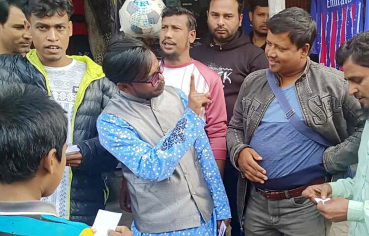 হামলা করে নির্বাচনী প্রচারণা বন্ধ করা যাবে না বলে মন্তব্য করেছেন বগুড়া-৪ (কাহালু-নন্দীগ্রাম) আসনে বাংলাদেশ কংগ্রেস মনোনীত প্রার্থী আশরাফুল হোসেন হিরো আলম। আজ তার নির্বাচনী এলাকা নন্দীগ্রাম উপজেলার রণবাঘা বাজারে গণসংযোগকালে সাংবাদিকদের একথা বলেন তিনি। ছবি: জাগো নিউজ