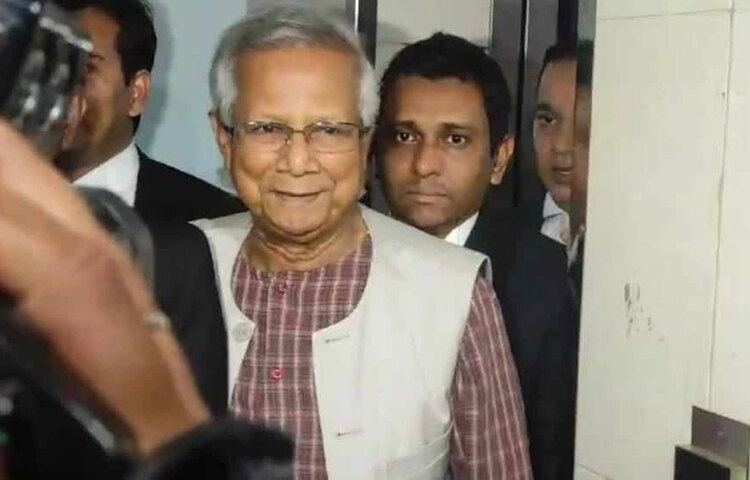 শ্রম আইন লঙ্ঘনের অভিযোগে করা মামলায় নোবেলজয়ী ড. মুহাম্মদ ইউনূসসহ চারজনকে ছয় মাসের কারাদণ্ড দিয়েছেন আদালত। আজ রায়ের জন্য ধার্য দিনে ঢাকার শ্রম আদালত-৩ এর বিচারক বেগম শেখ মেরিনা সুলতানা এ রায় ঘোষণা করেন। ছবি: ফজলুল হক মৃধা