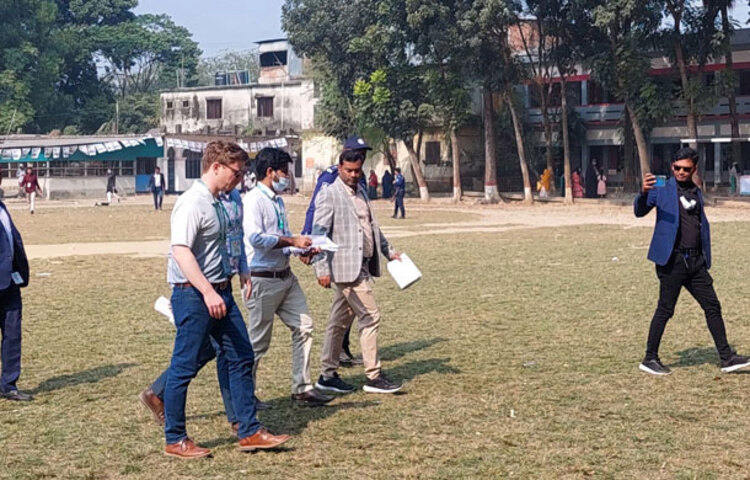 গাজীপুরের কয়েকটি ভোটকেন্দ্র পরিদর্শন করেছে যুক্তরাষ্ট্রের প্রতিনিধি দল। আজ দুপুর ১২টায় গাজীপুর-৩ আসনের মাওনা বহুমুখী উচ্চ বিদ্যালয় কেন্দ্র-১ ও মাওনা বহুমুখী উচ্চ বিদ্যালয় কেন্দ্র-২ পরিদর্শন করেন তারা। ছবি: আমিনুল ইসলাম